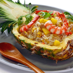 Gebakken rijst met jumbo garnalen en ananas